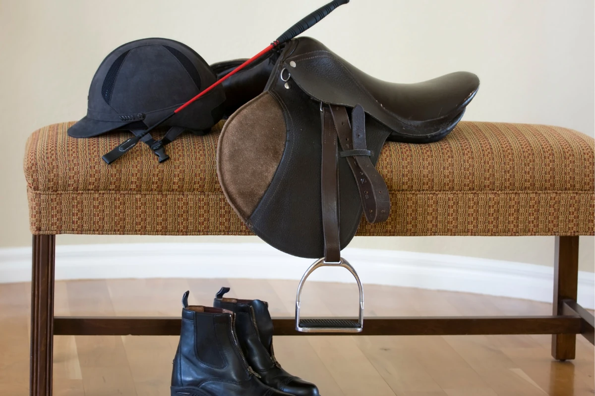 Reitsport-Zubehör: Sattel, Helm, Stiefel